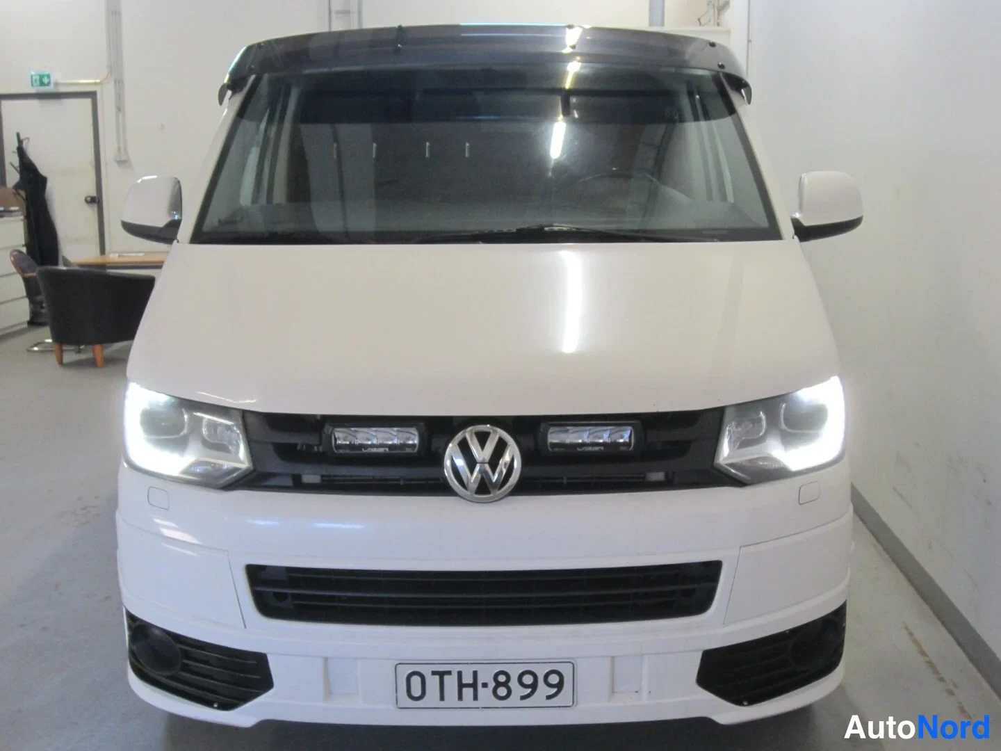 Valkoinen Volkswagen Transporter 2012, edestä, kuva 7