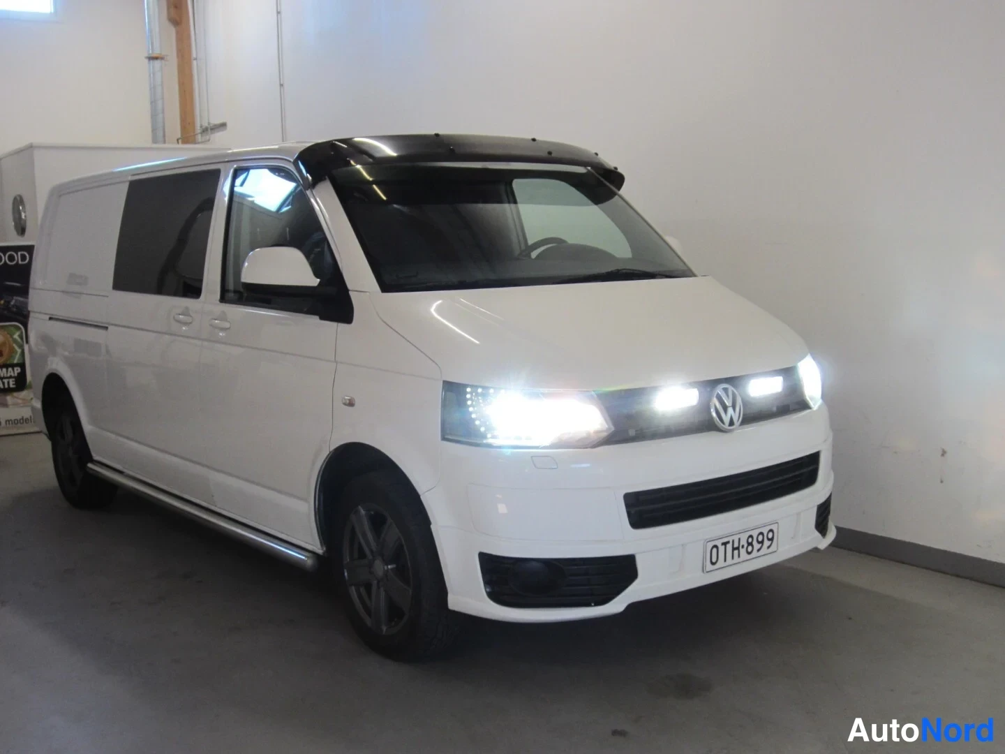 Valkoinen Volkswagen Transporter 2012, etuviisto, keula oikealle, kuva 5