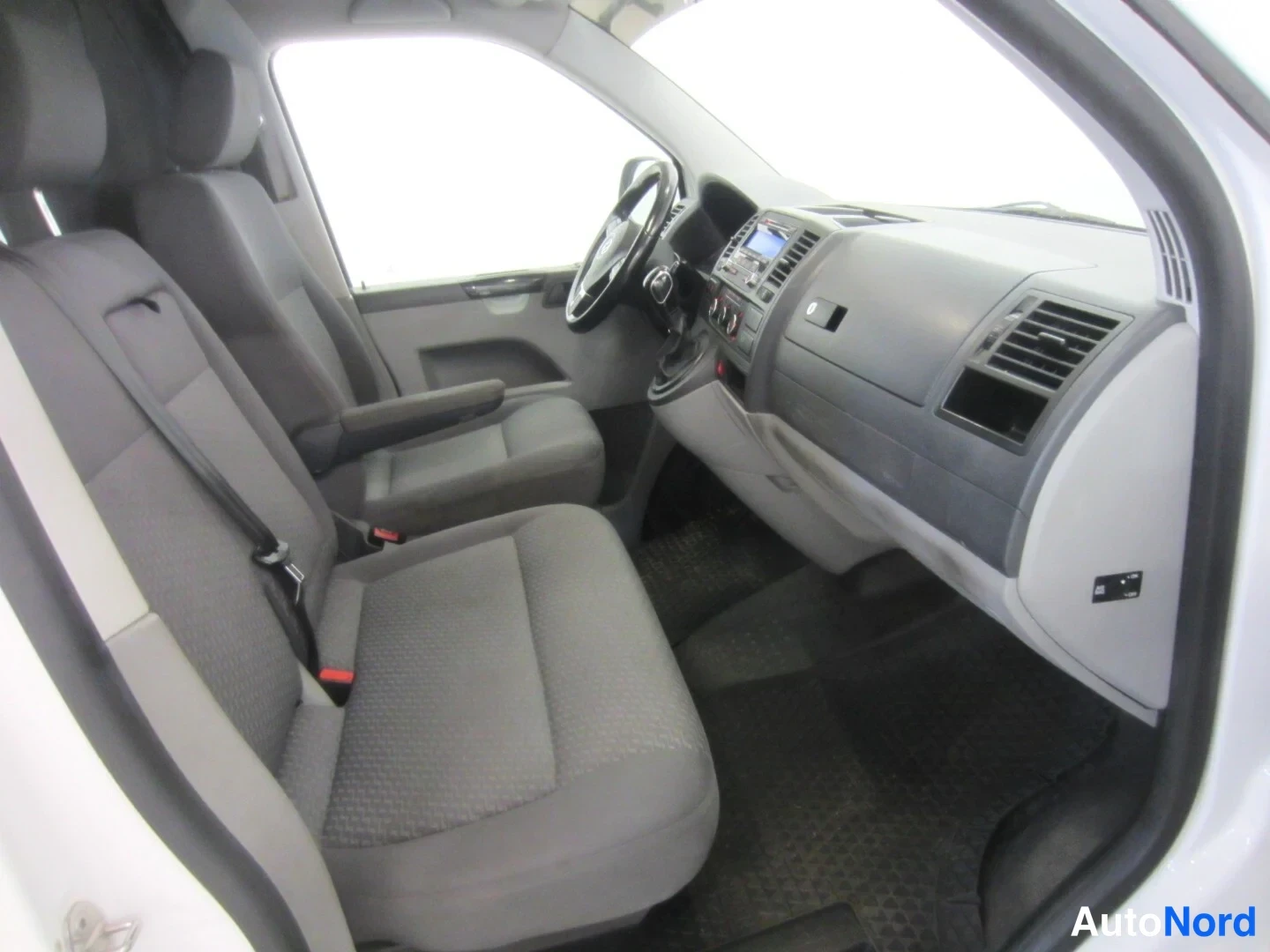 Valkoinen Volkswagen Transporter 2012, etuistuimet, kuva 23