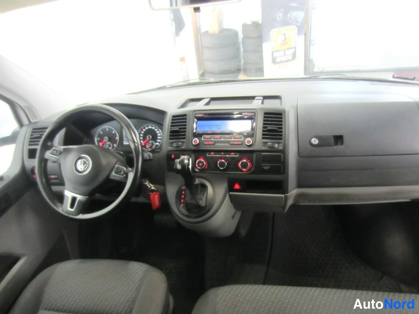 Valkoinen Volkswagen Transporter 2012, ohjaamo, kuva 20