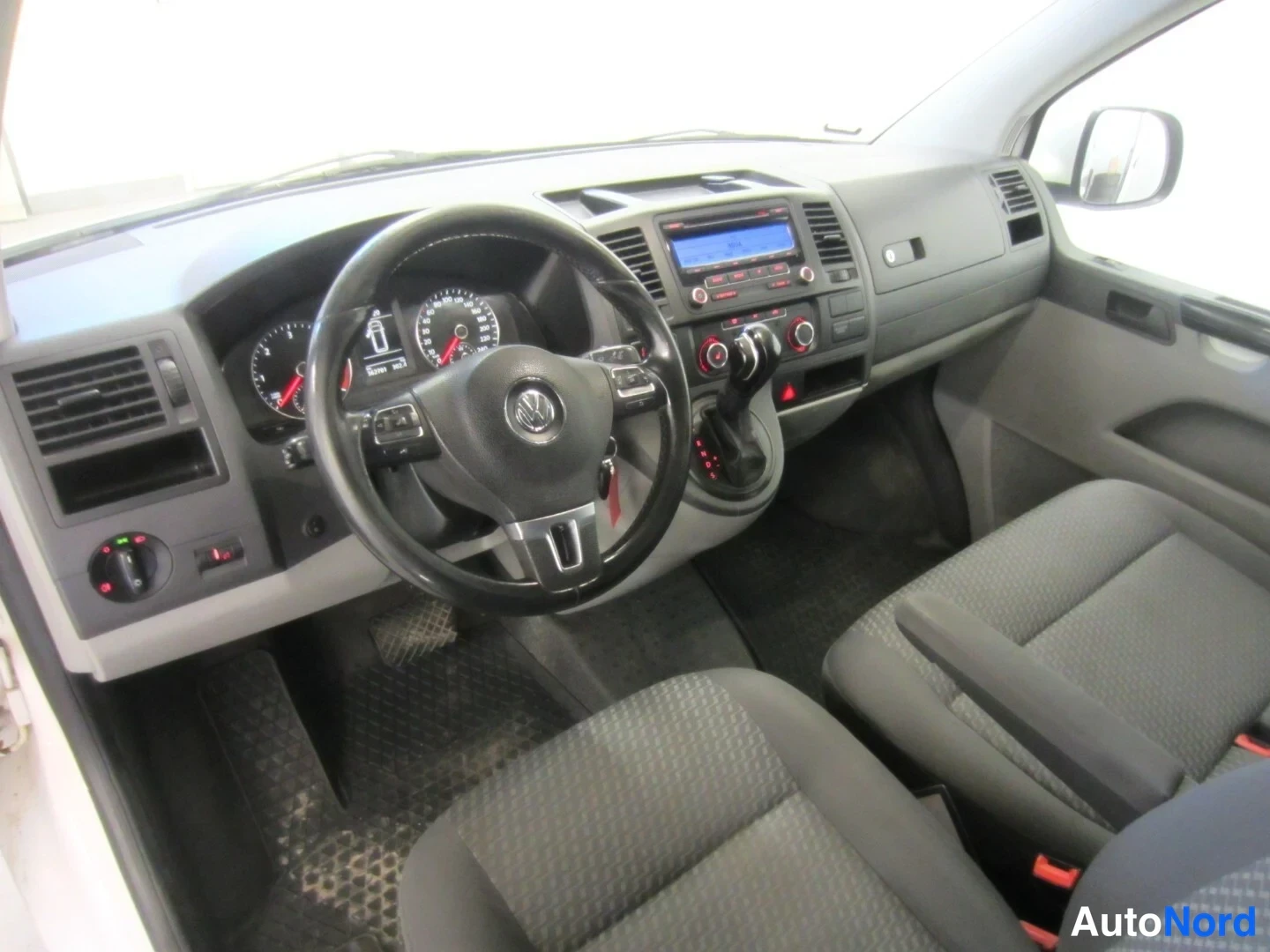 Valkoinen Volkswagen Transporter 2012, ohjaamo, kuva 22