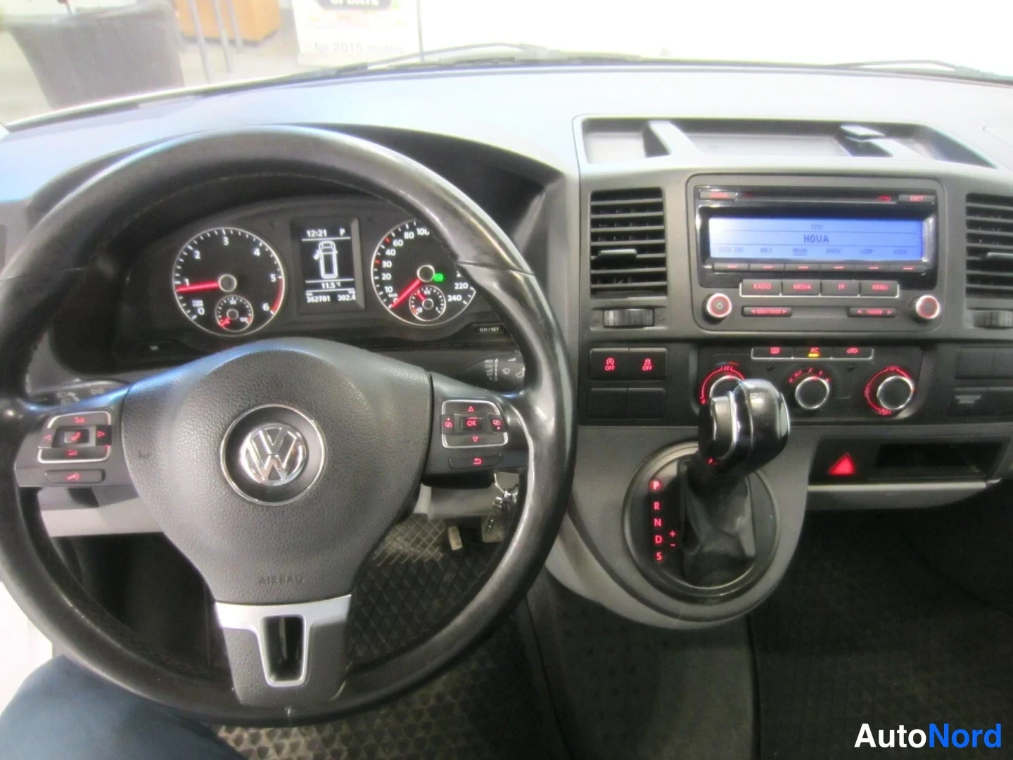 Valkoinen Volkswagen Transporter 2012, ohjaamo, kuva 21