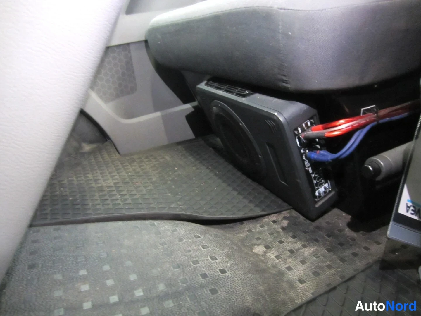 Valkoinen Volkswagen Transporter 2012, yksityiskohta, kuva 26
