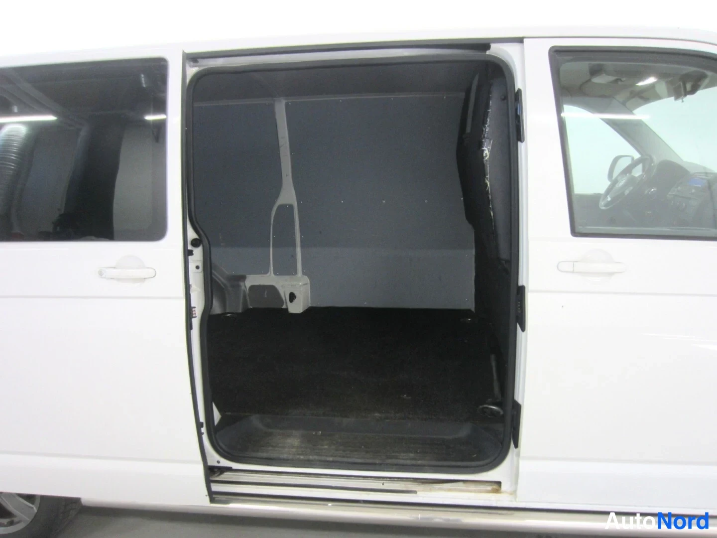 Valkoinen Volkswagen Transporter 2012, kuva 43