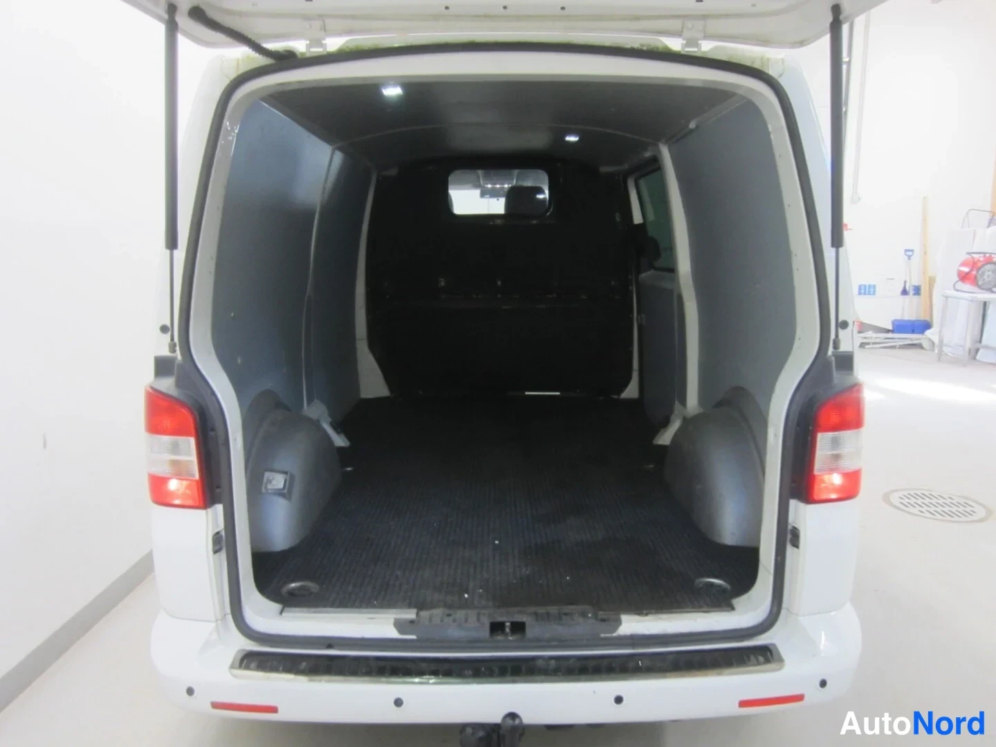 Valkoinen Volkswagen Transporter 2012, takaa, kuva 16