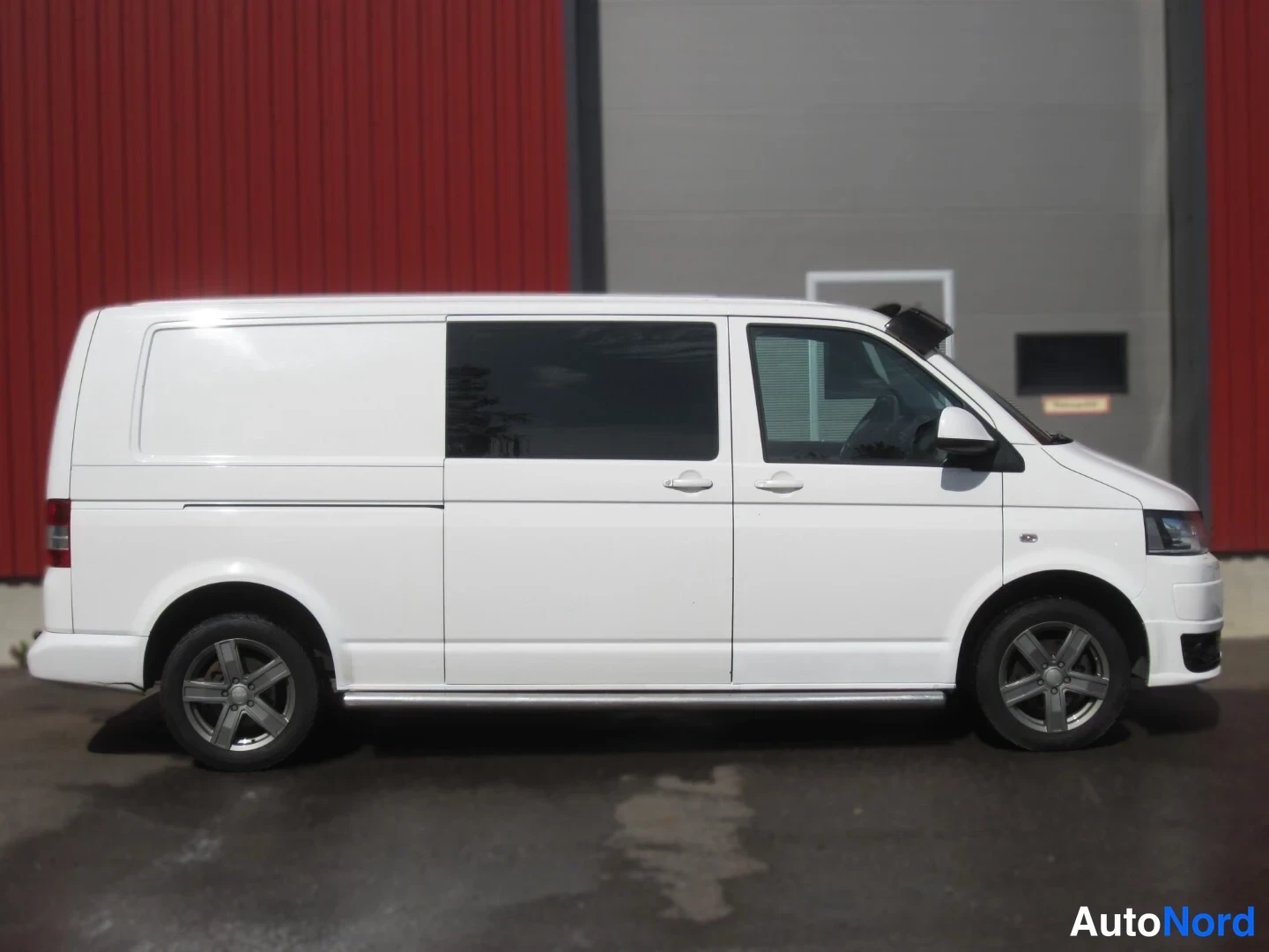 Valkoinen Volkswagen Transporter 2012, sivulta, kuva 9