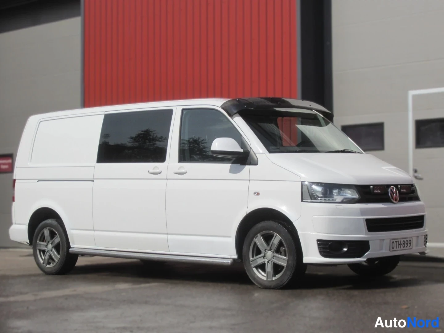 Valkoinen Volkswagen Transporter 2012, etuviisto, keula oikealle, kuva 3