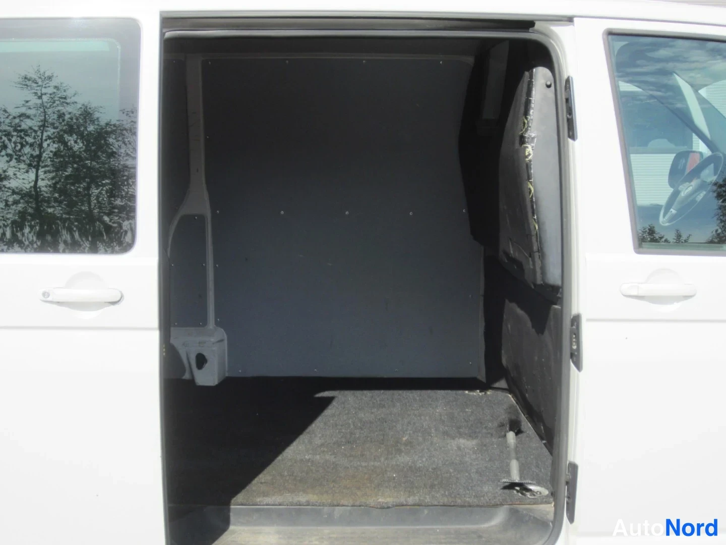 Valkoinen Volkswagen Transporter 2012, kuva 31