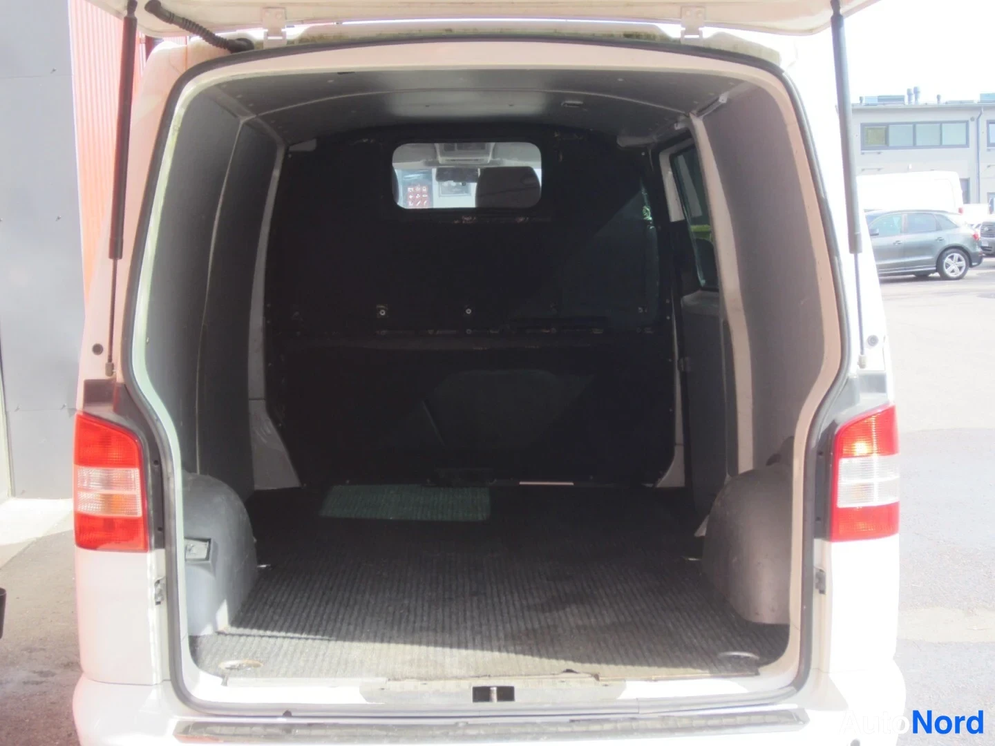 Valkoinen Volkswagen Transporter 2012, takaa, kuva 18