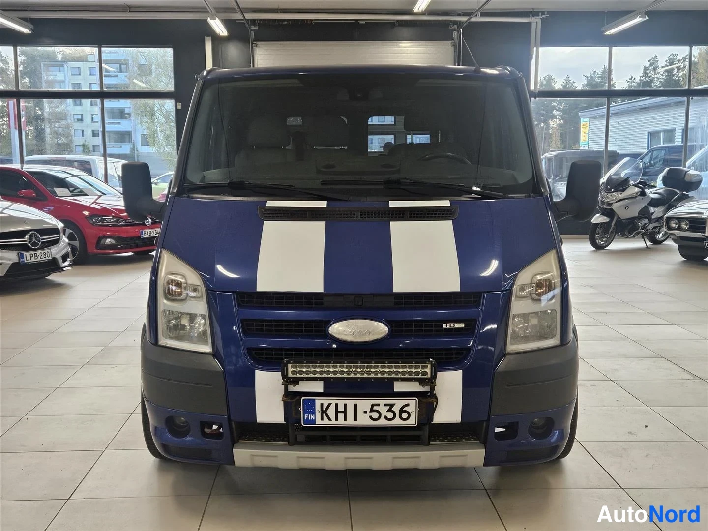 Sininen Ford Transit 2008, edestä, kuva 4