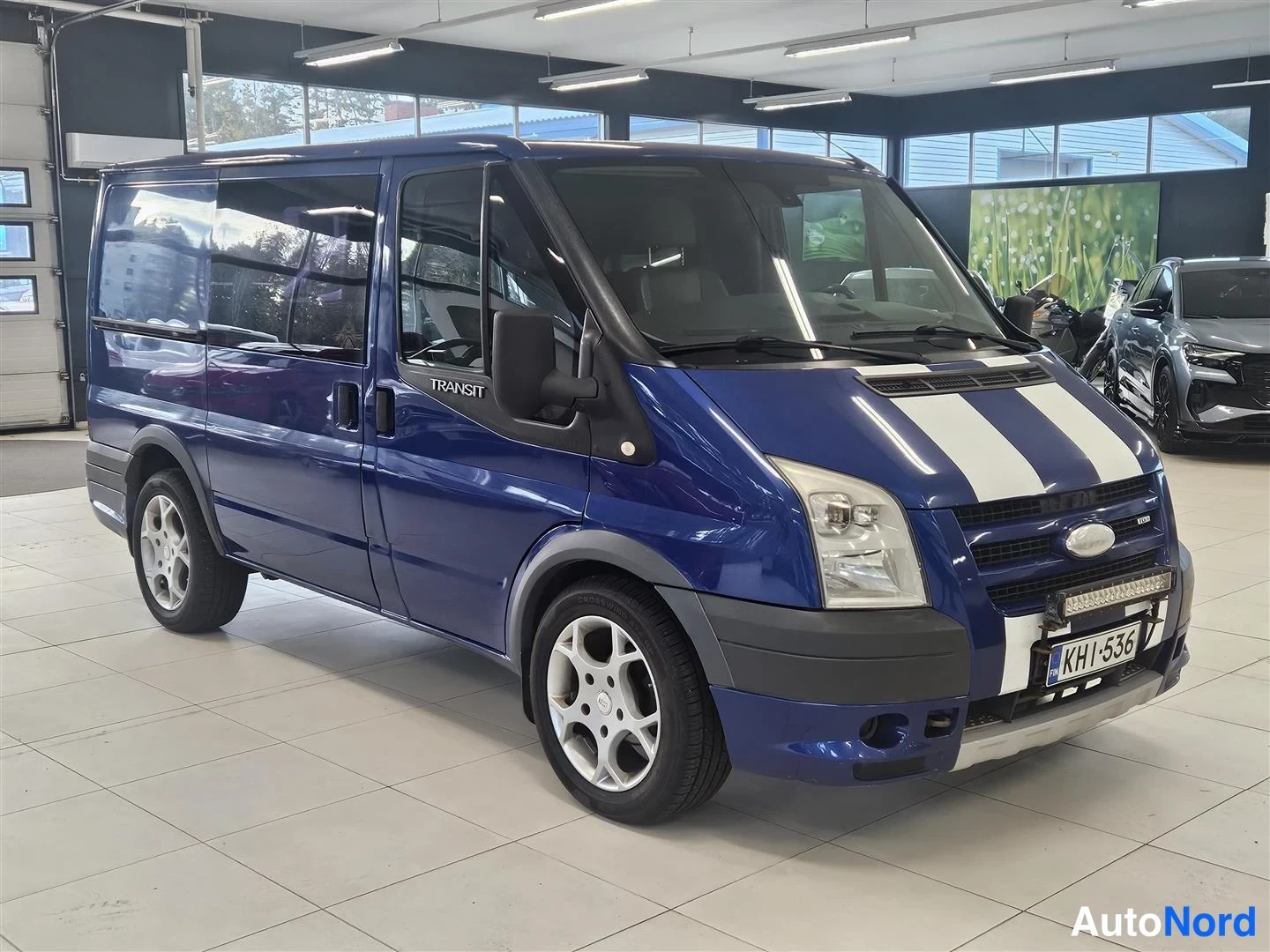 Sininen Ford Transit 2008, etuviisto, keula oikealle, kuva 2