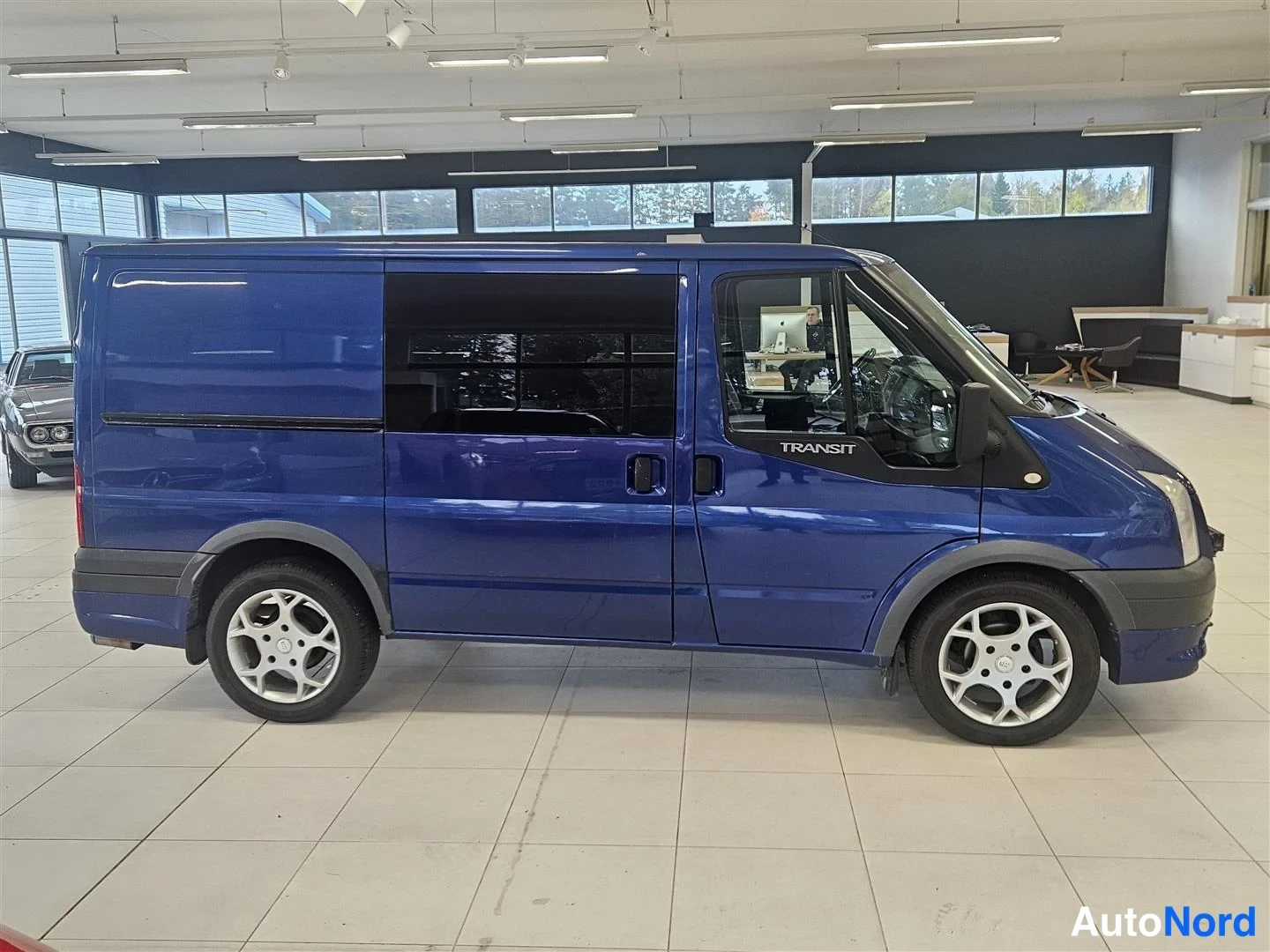 Sininen Ford Transit 2008, etuviisto, keula oikealle, kuva 3