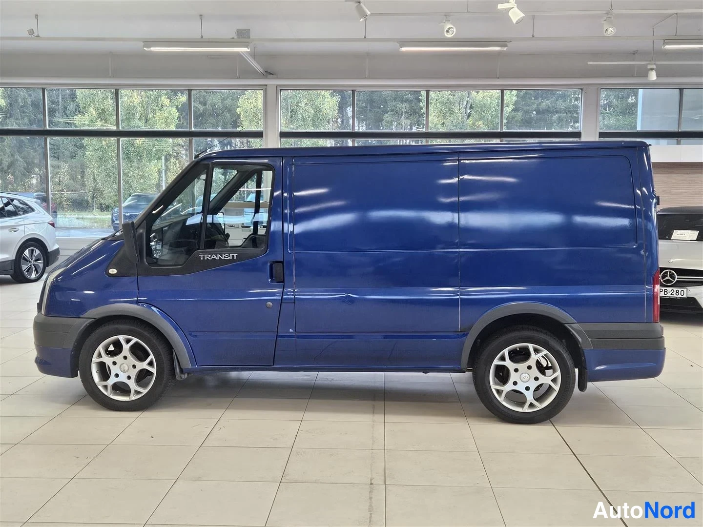Sininen Ford Transit 2008, sivulta, kuva 5