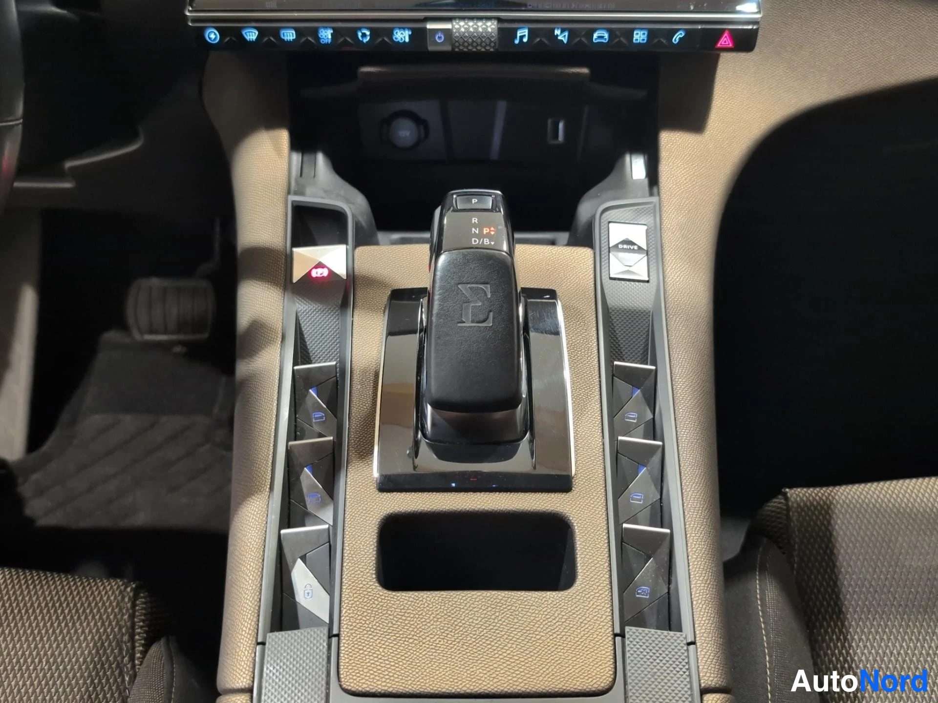 Harmaa DS 7 E-Tense 2021, yksityiskohta, kuva 12
