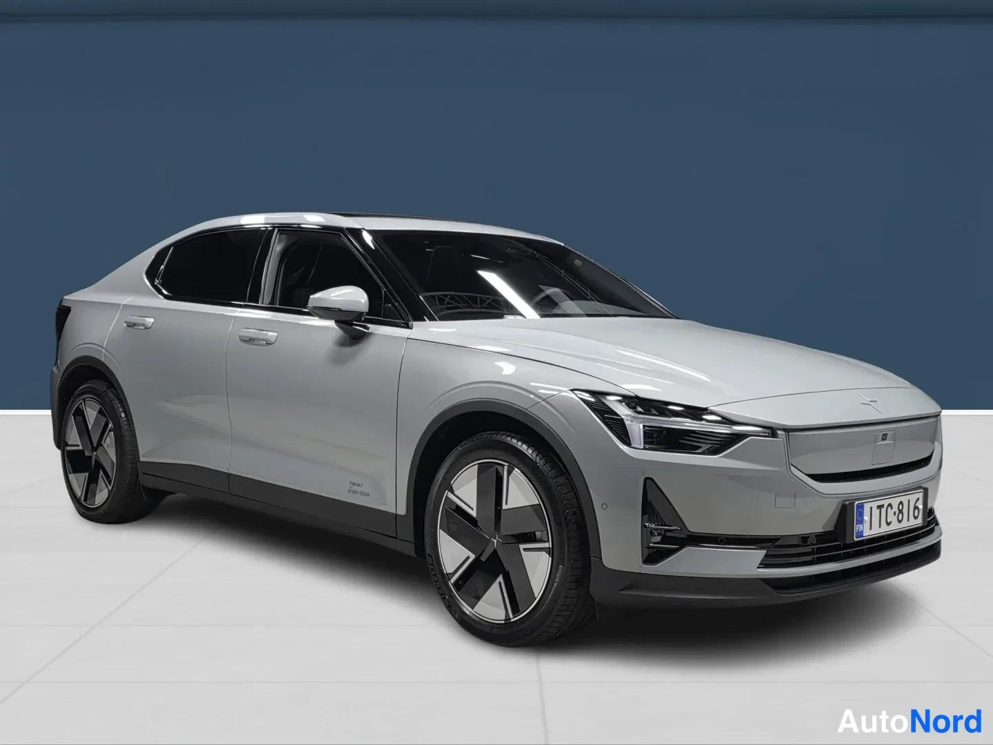 Harmaa Polestar 2 2026, etuviisto, keula oikealle, kuva 2