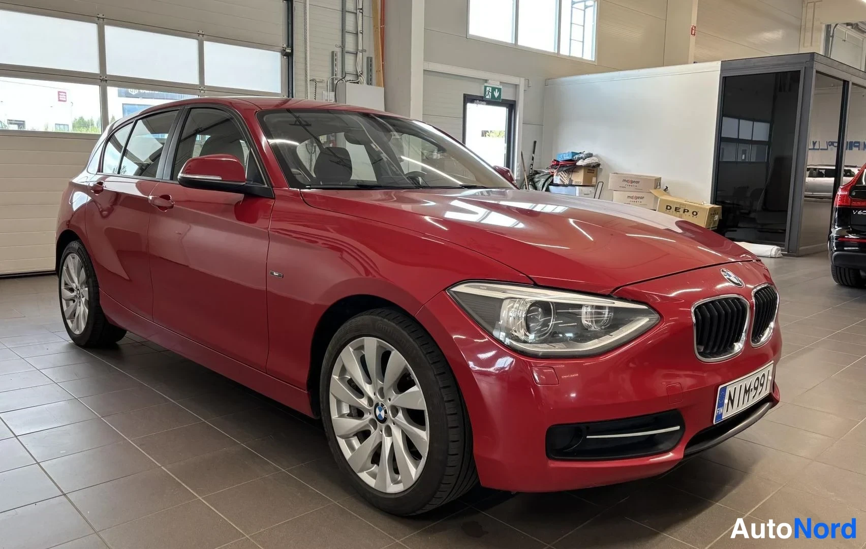 Punainen BMW 116i 2012, etuviisto, keula oikealle, kuva 2