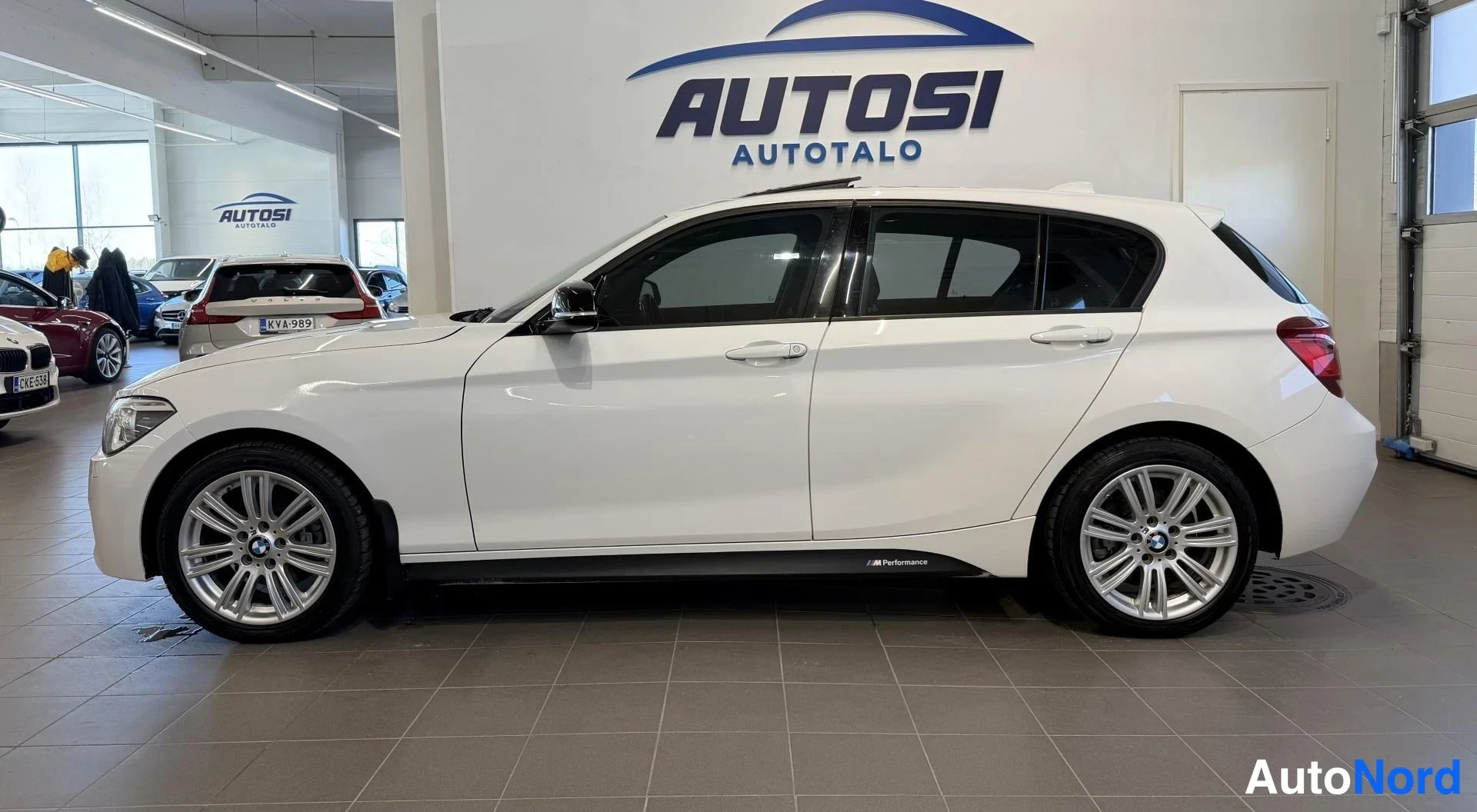 Valkoinen BMW 120d xDrive 2014, sivulta, kuva 3