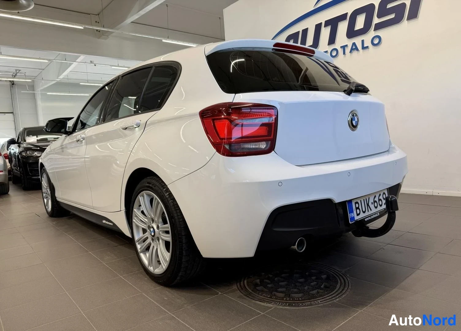 Valkoinen BMW 120d xDrive 2014, takaviisto, kuva 5