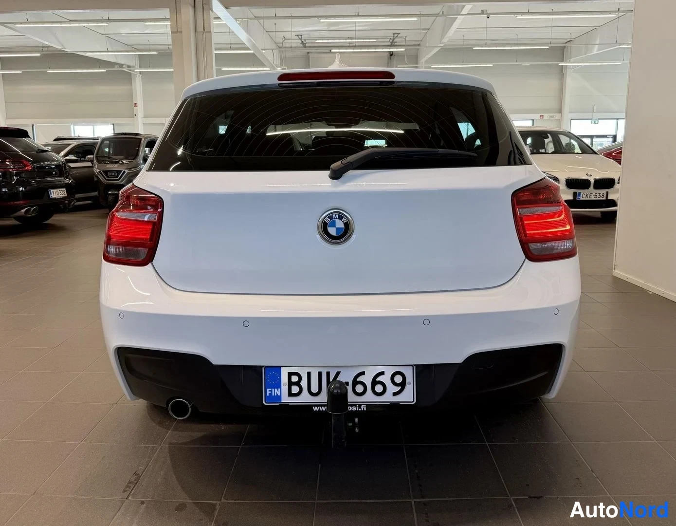 Valkoinen BMW 120d xDrive 2014, takaa, kuva 7
