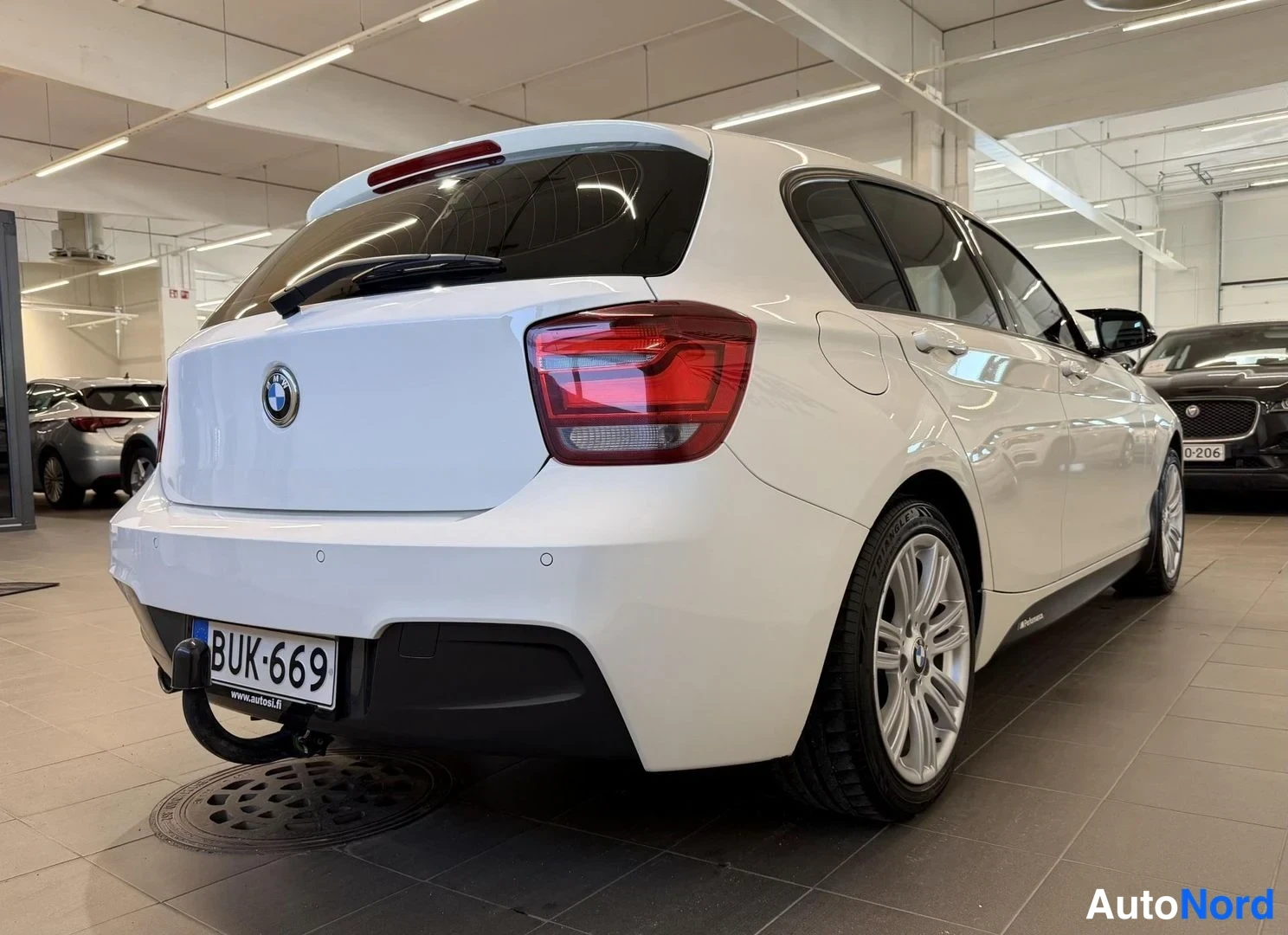 Valkoinen BMW 120d xDrive 2014, takaviisto, kuva 6