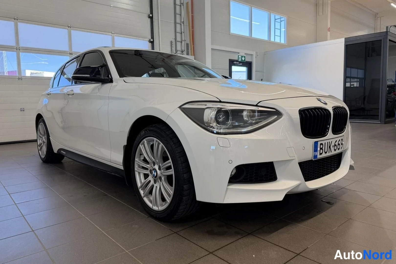 Valkoinen BMW 120d xDrive 2014, etuviisto, keula oikealle, kuva 2