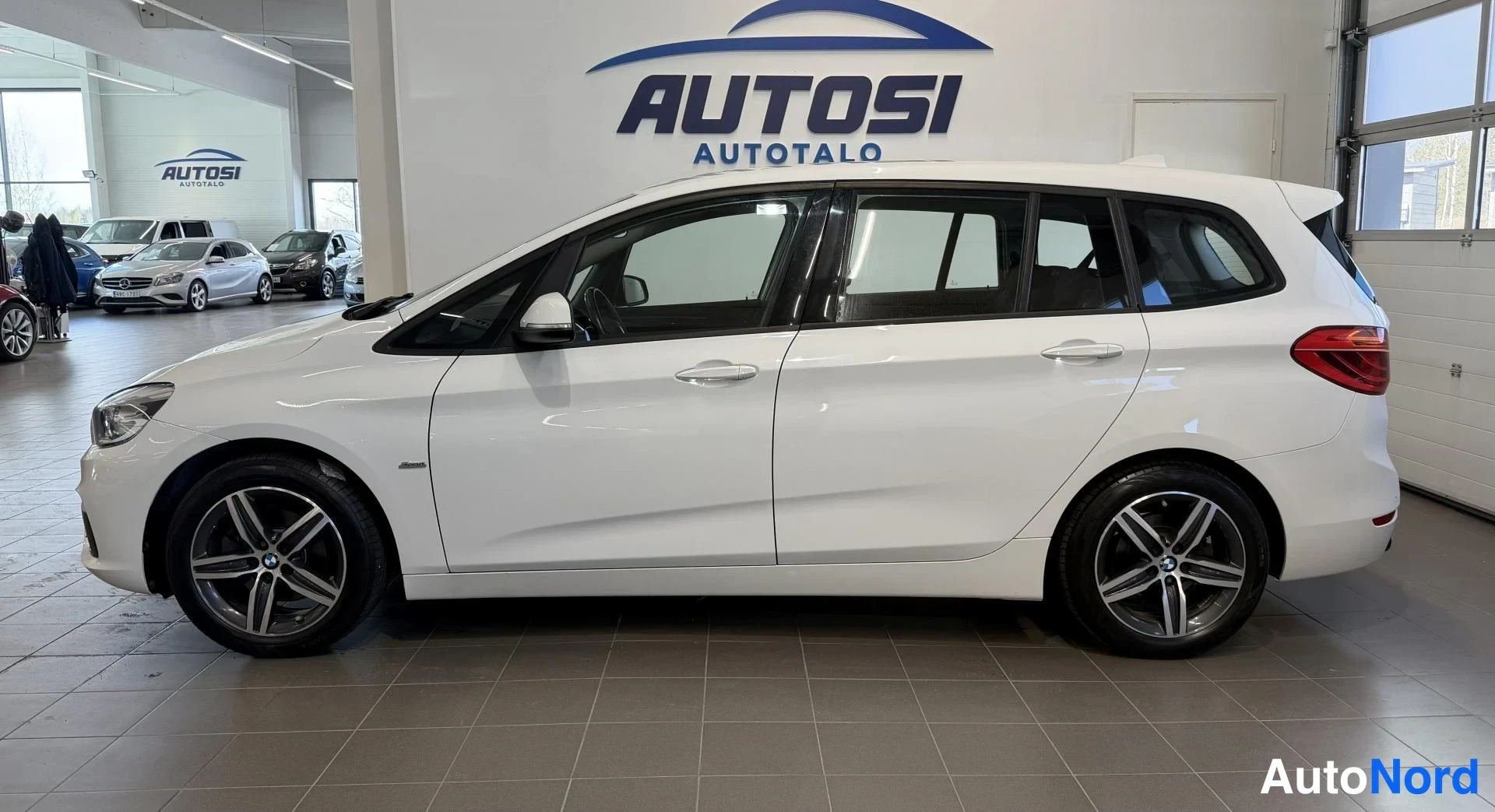 Valkoinen BMW 216i 2016, etuviisto, keula vasemmalle, kuva 2