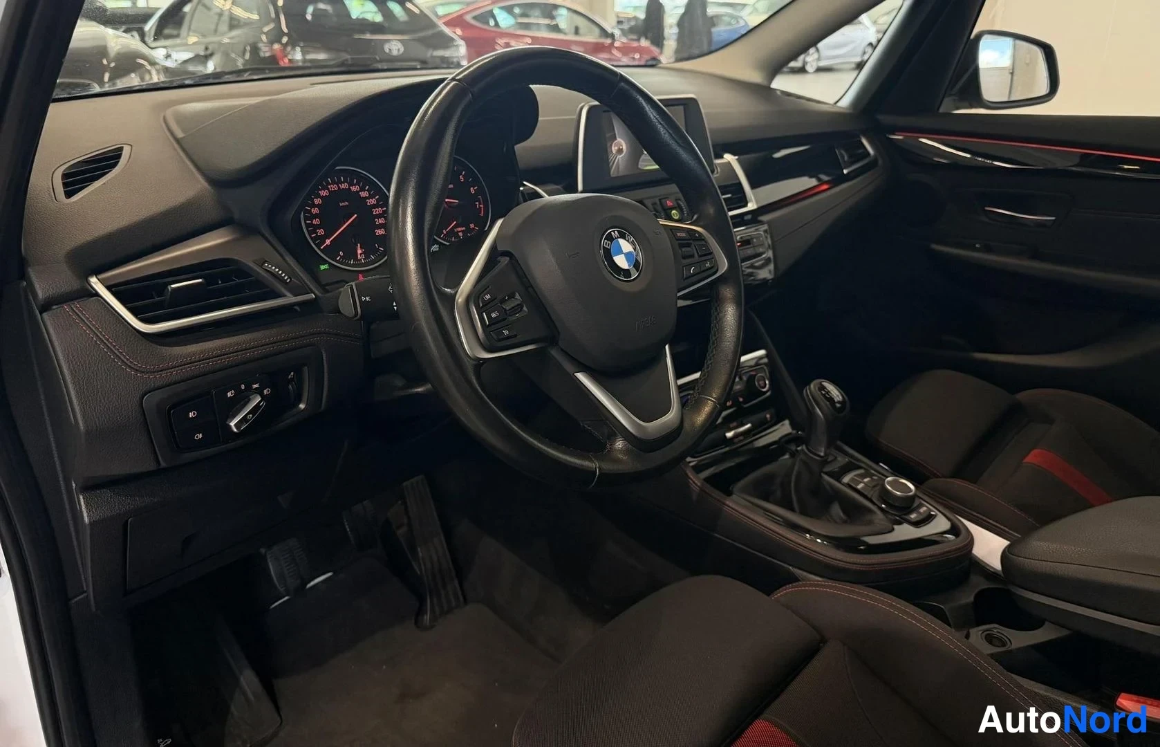Valkoinen BMW 216i 2016, kuva 21