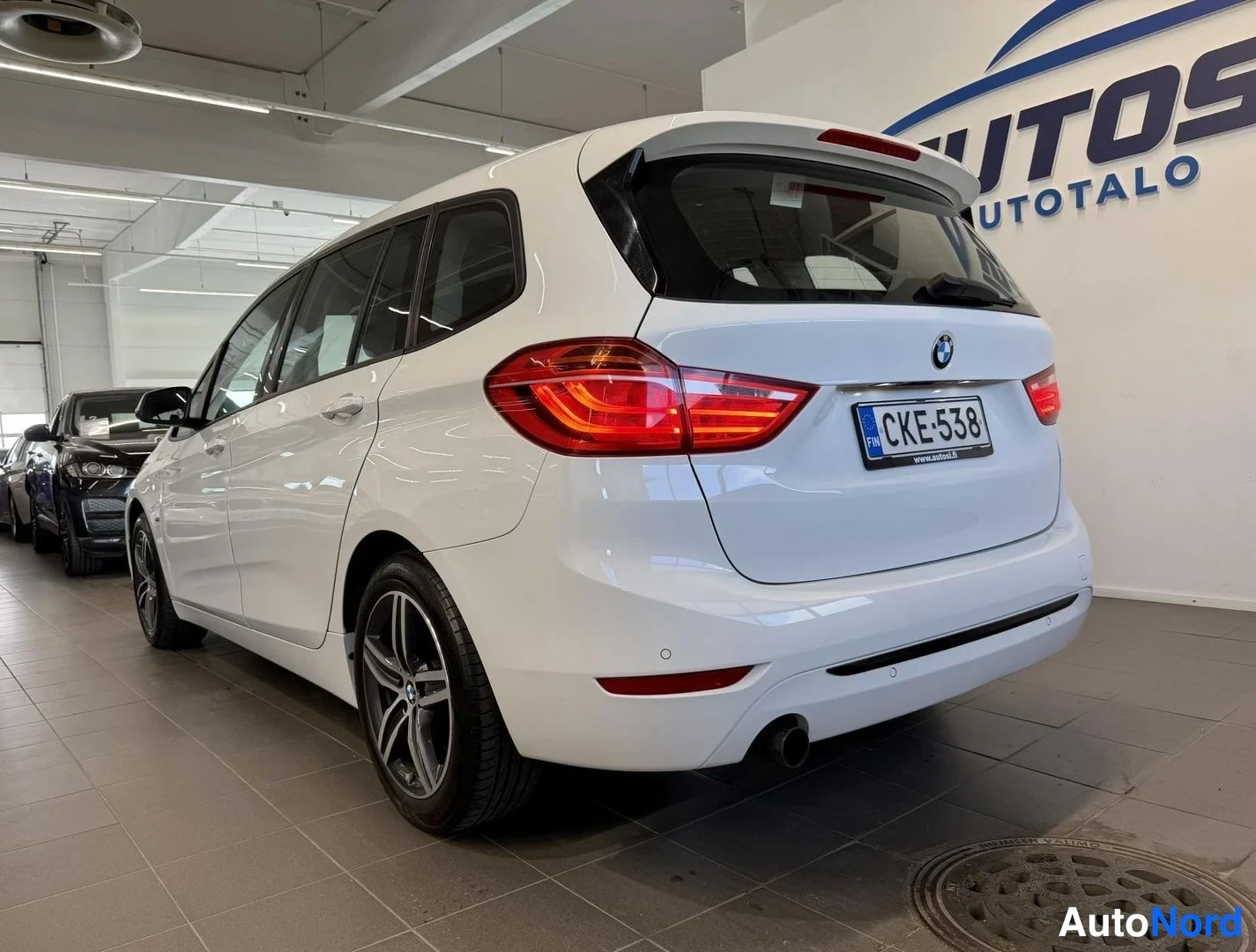 Valkoinen BMW 216i 2016, takaviisto, kuva 4