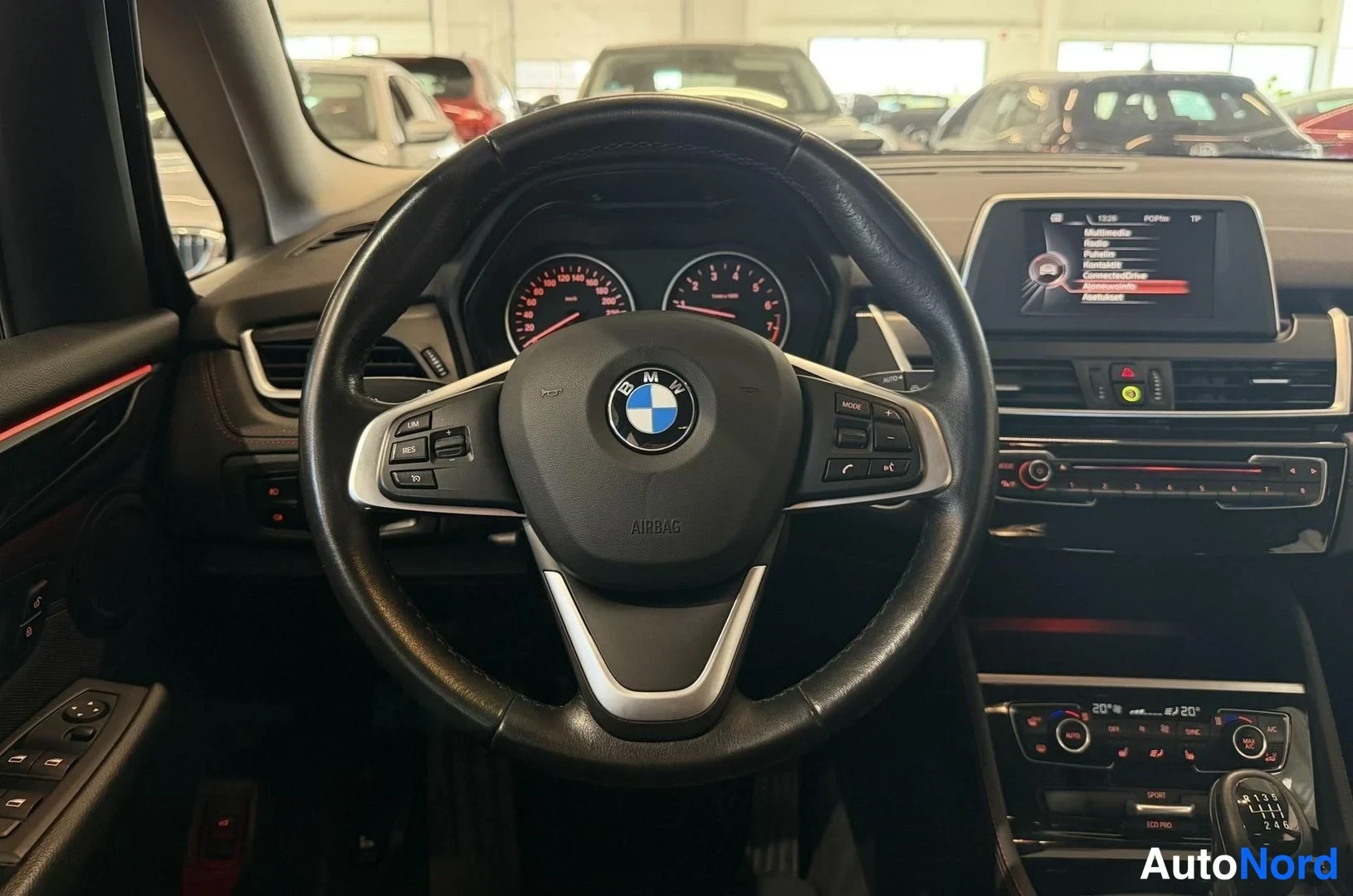 Valkoinen BMW 216i 2016, yksityiskohta, kuva 6