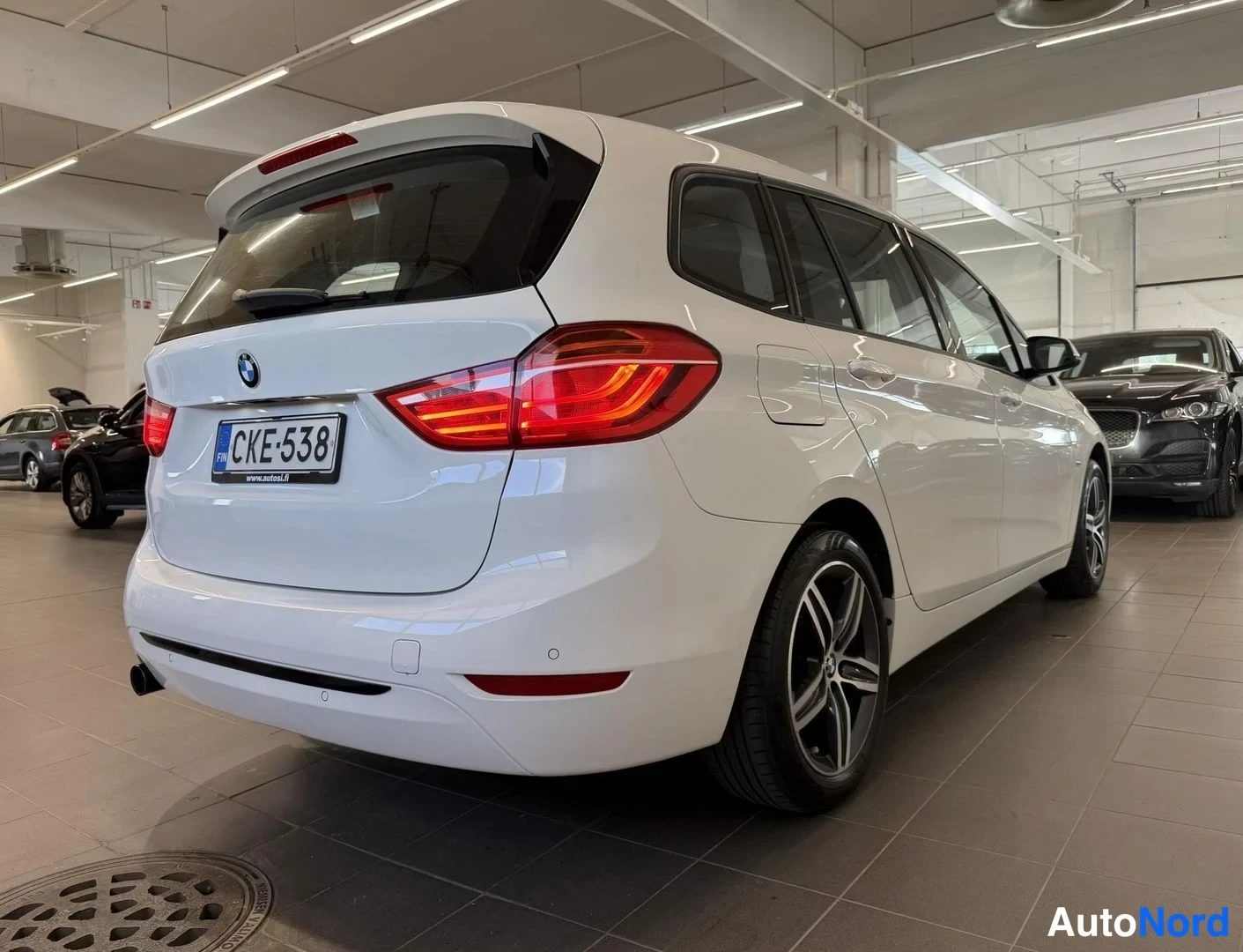 Valkoinen BMW 216i 2016, takaviisto, kuva 5