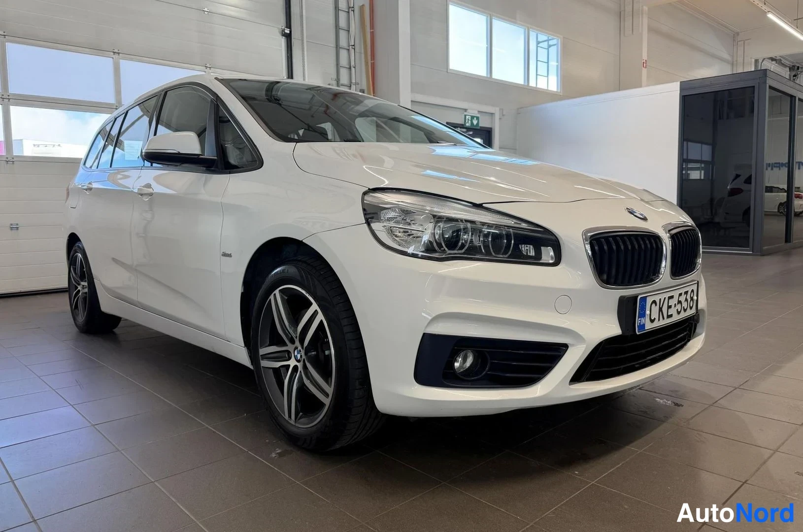 Valkoinen BMW 216i 2016, etuviisto, keula oikealle, kuva 3