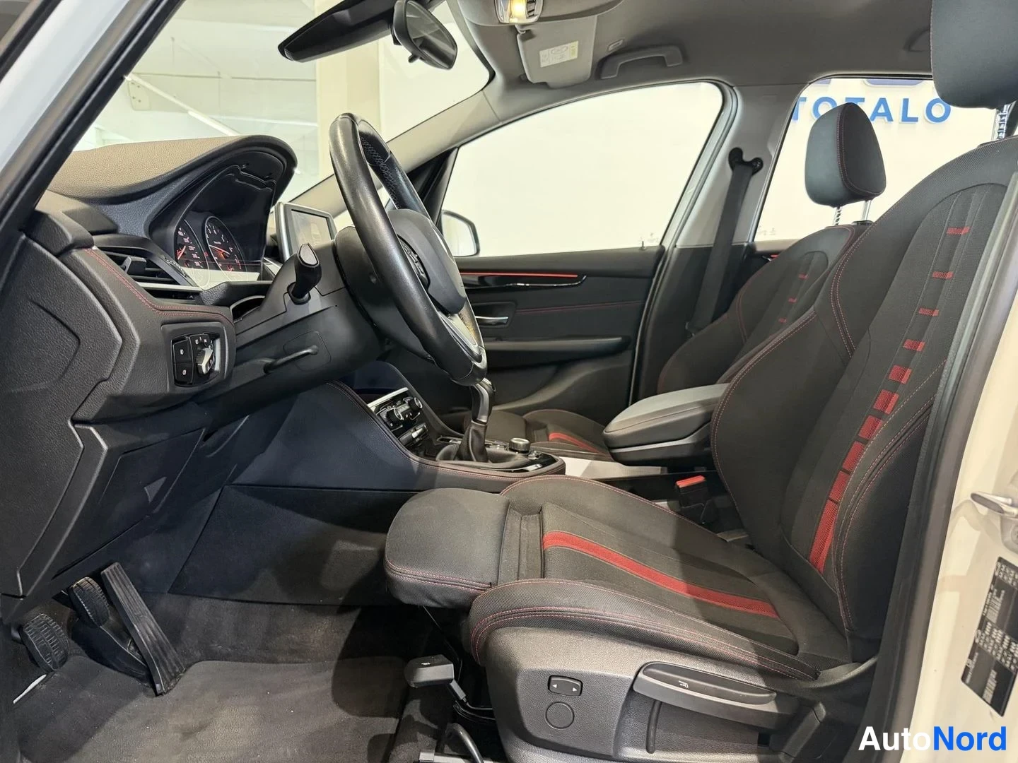 Valkoinen BMW 216i 2016, kuva 10