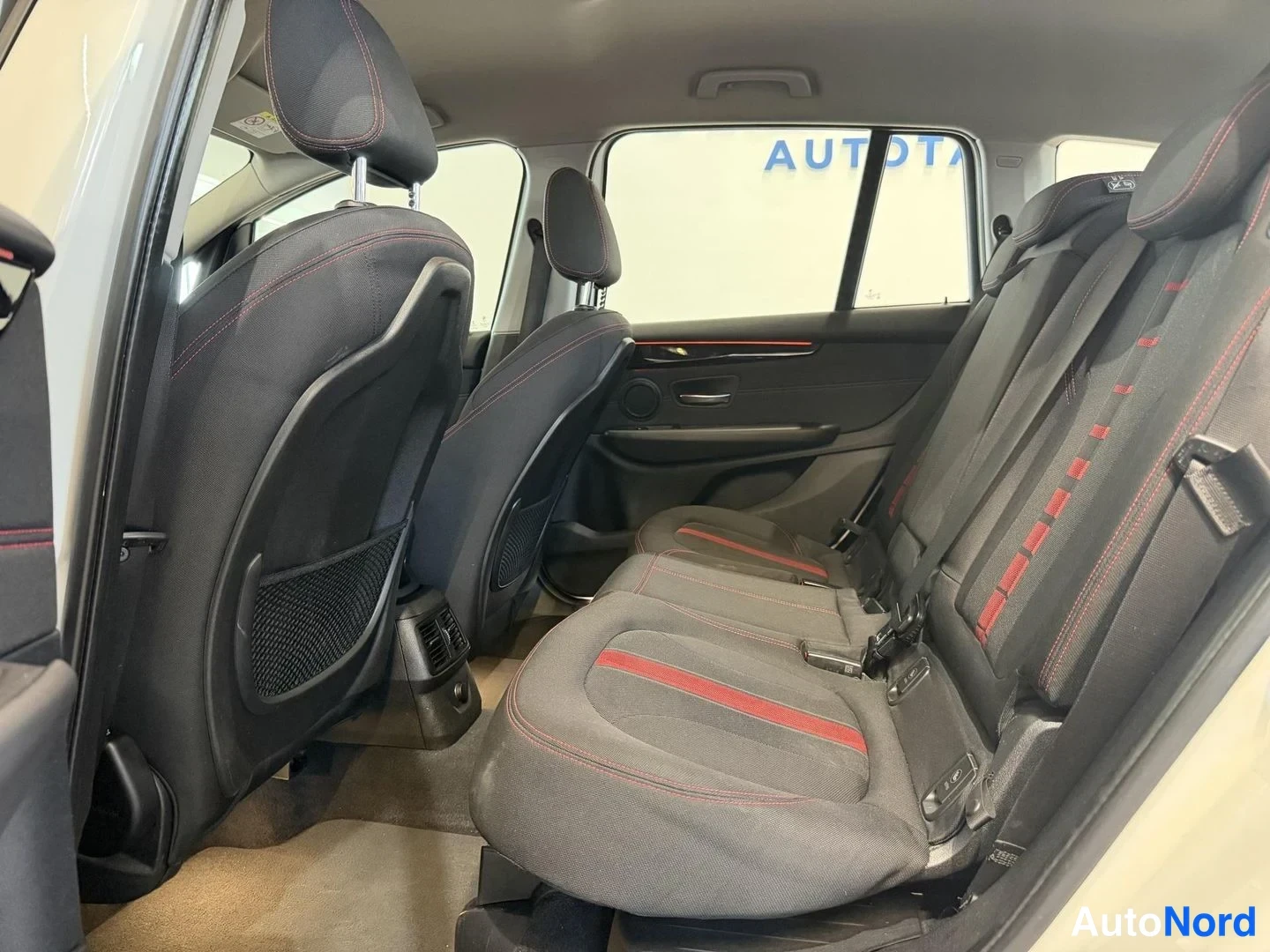 Valkoinen BMW 216i 2016, kuva 11