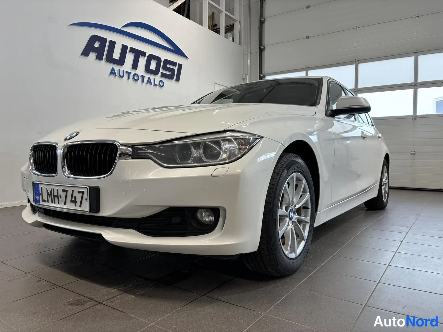 Valkoinen BMW 316d 2014, etuviisto, keula vasemmalle, kuva 2