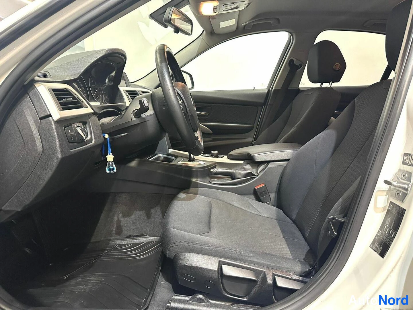 Valkoinen BMW 316d 2014, kuva 14