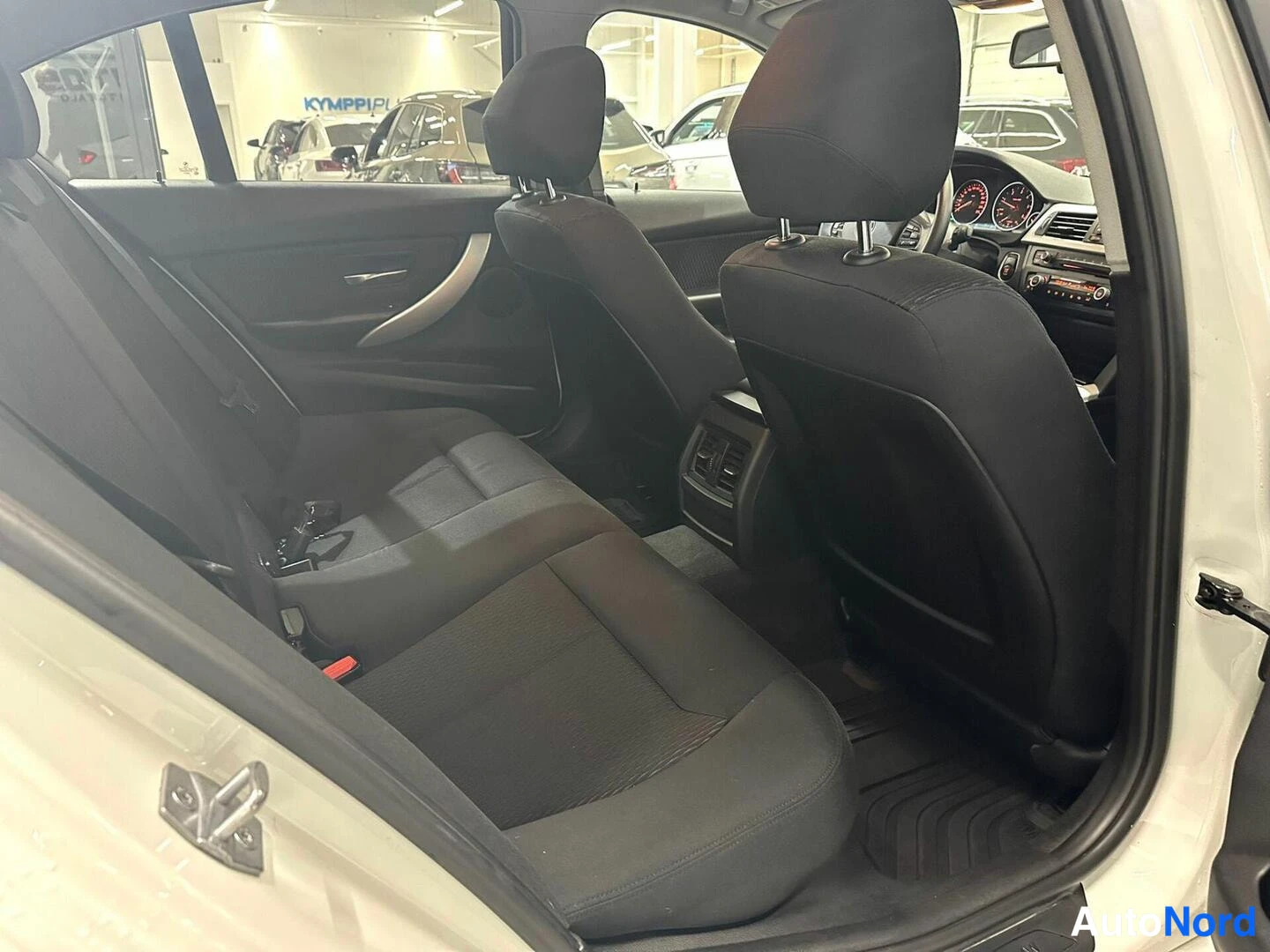 Valkoinen BMW 316d 2014, kuva 16