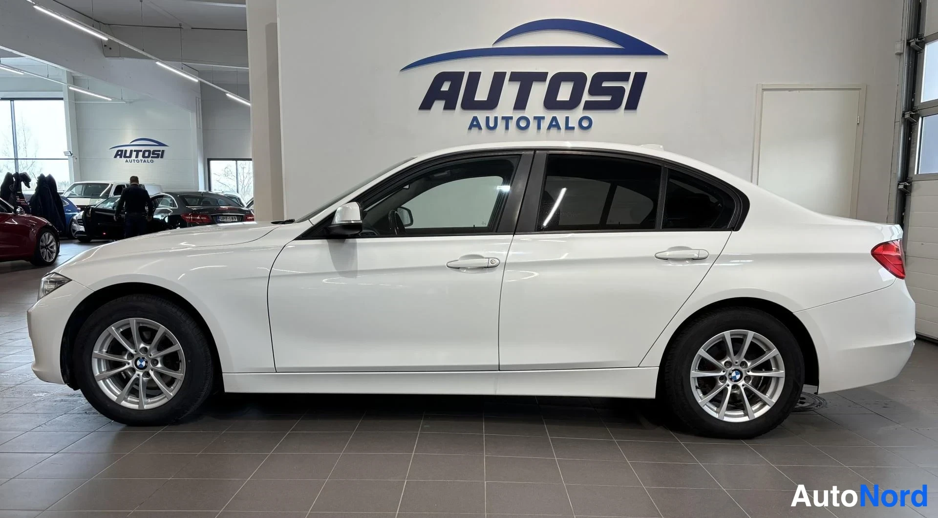 Valkoinen BMW 316d 2014, takaviisto, kuva 6