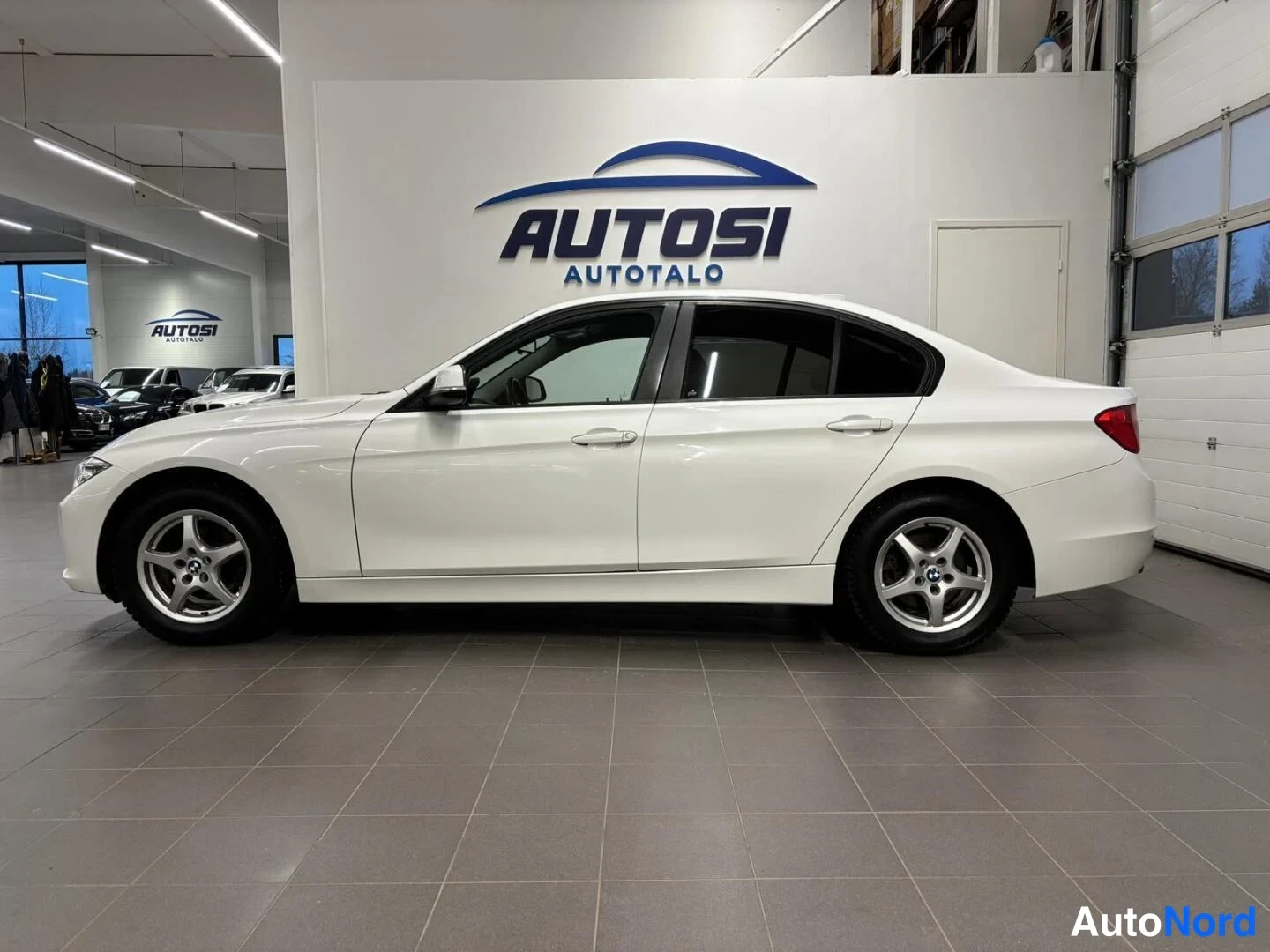 Valkoinen BMW 316d 2014, sivulta, kuva 5