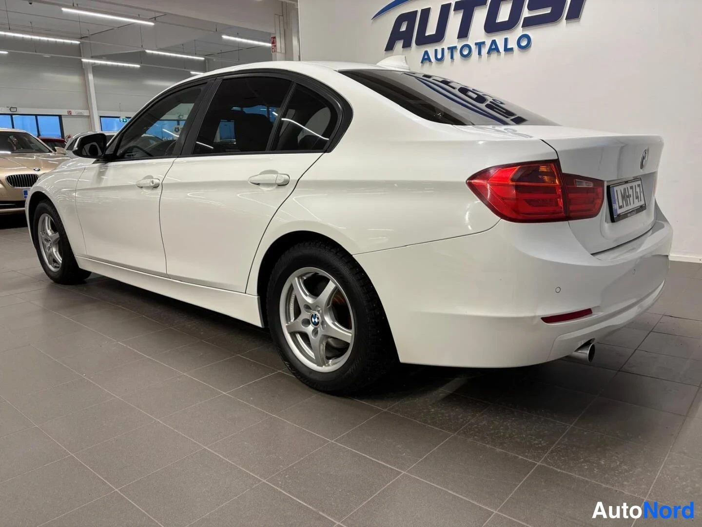 Valkoinen BMW 316d 2014, takaviisto, kuva 7