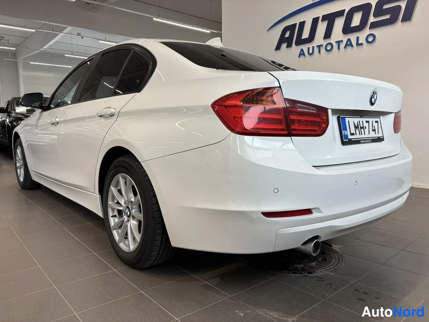 Valkoinen BMW 316d 2014, takaviisto, kuva 8