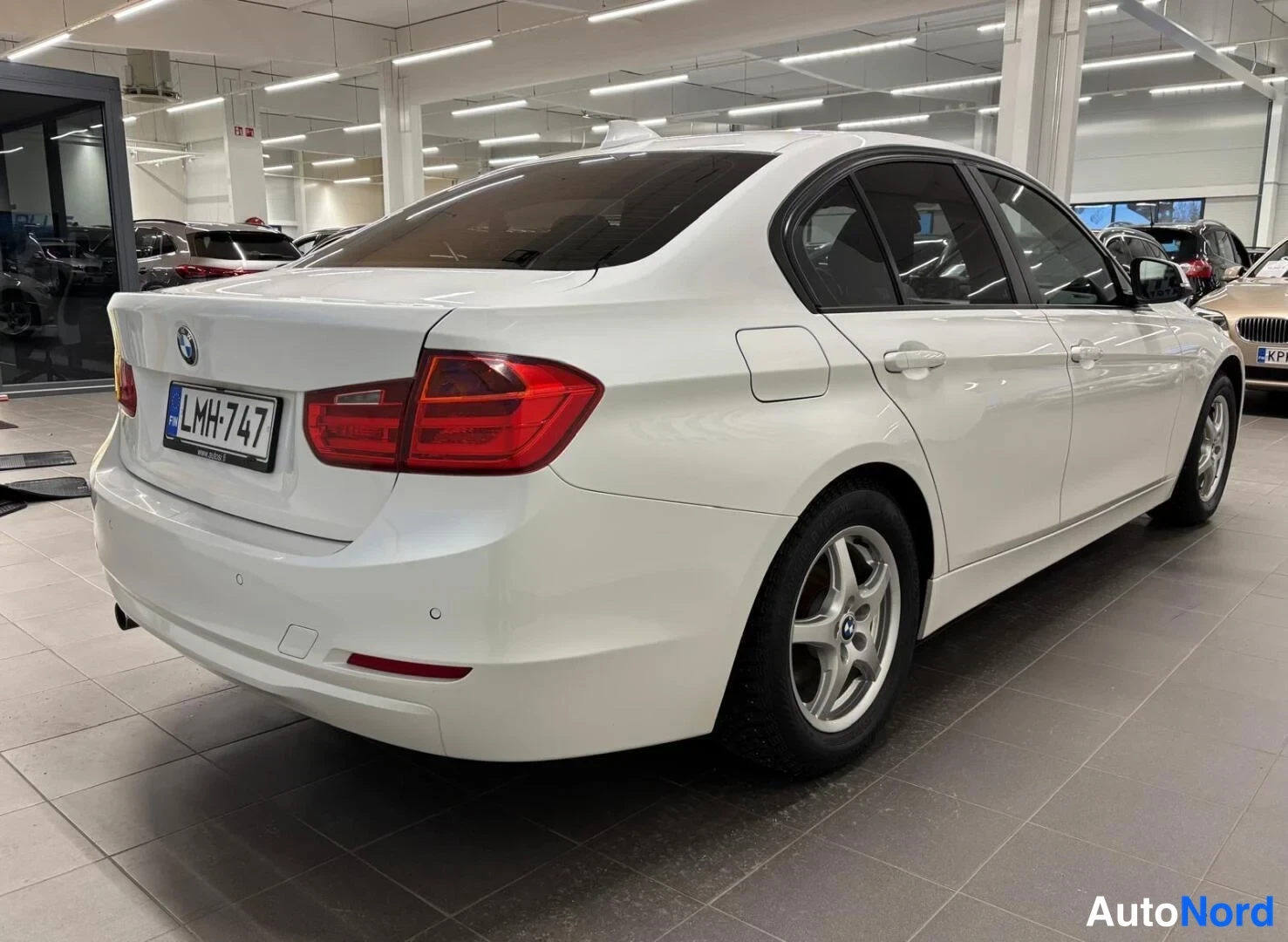 Valkoinen BMW 316d 2014, takaviisto, kuva 9