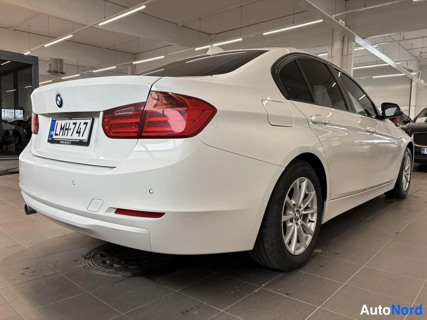 Valkoinen BMW 316d 2014, takaviisto, kuva 10