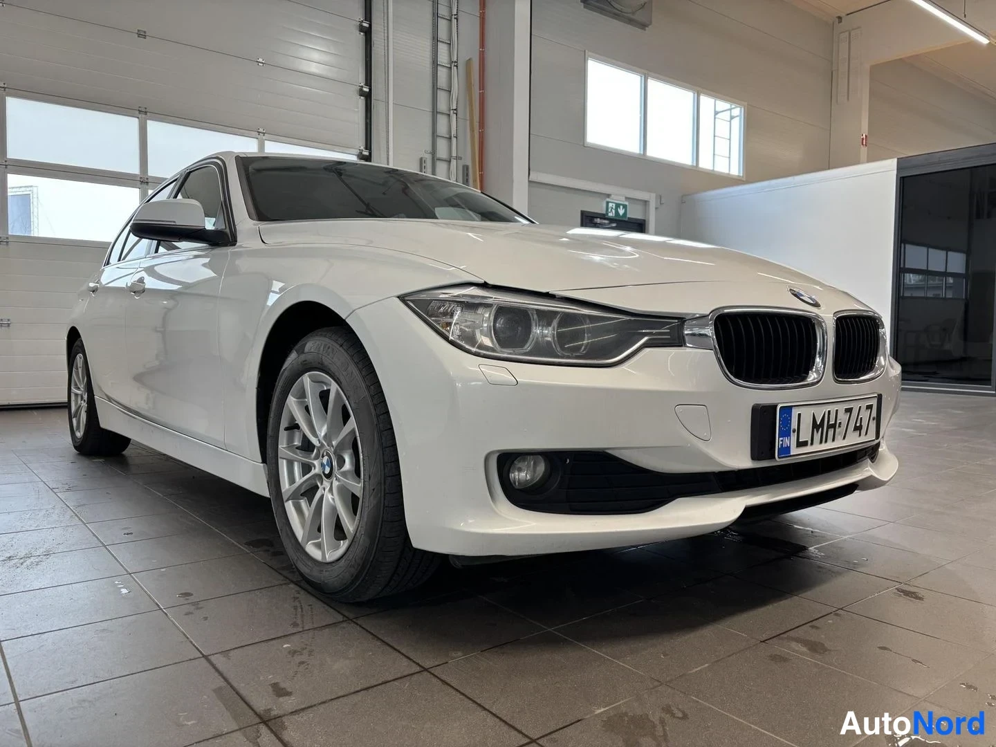 Valkoinen BMW 316d 2014, etuviisto, keula vasemmalle, kuva 4
