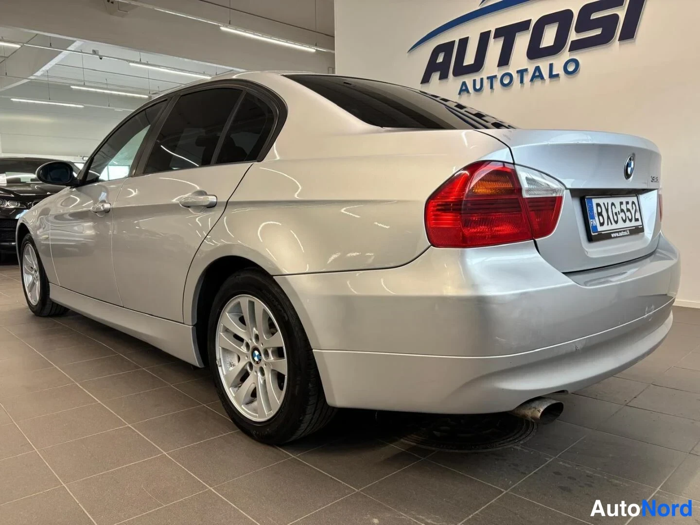 Harmaa BMW 318i 2007, takaviisto, kuva 5