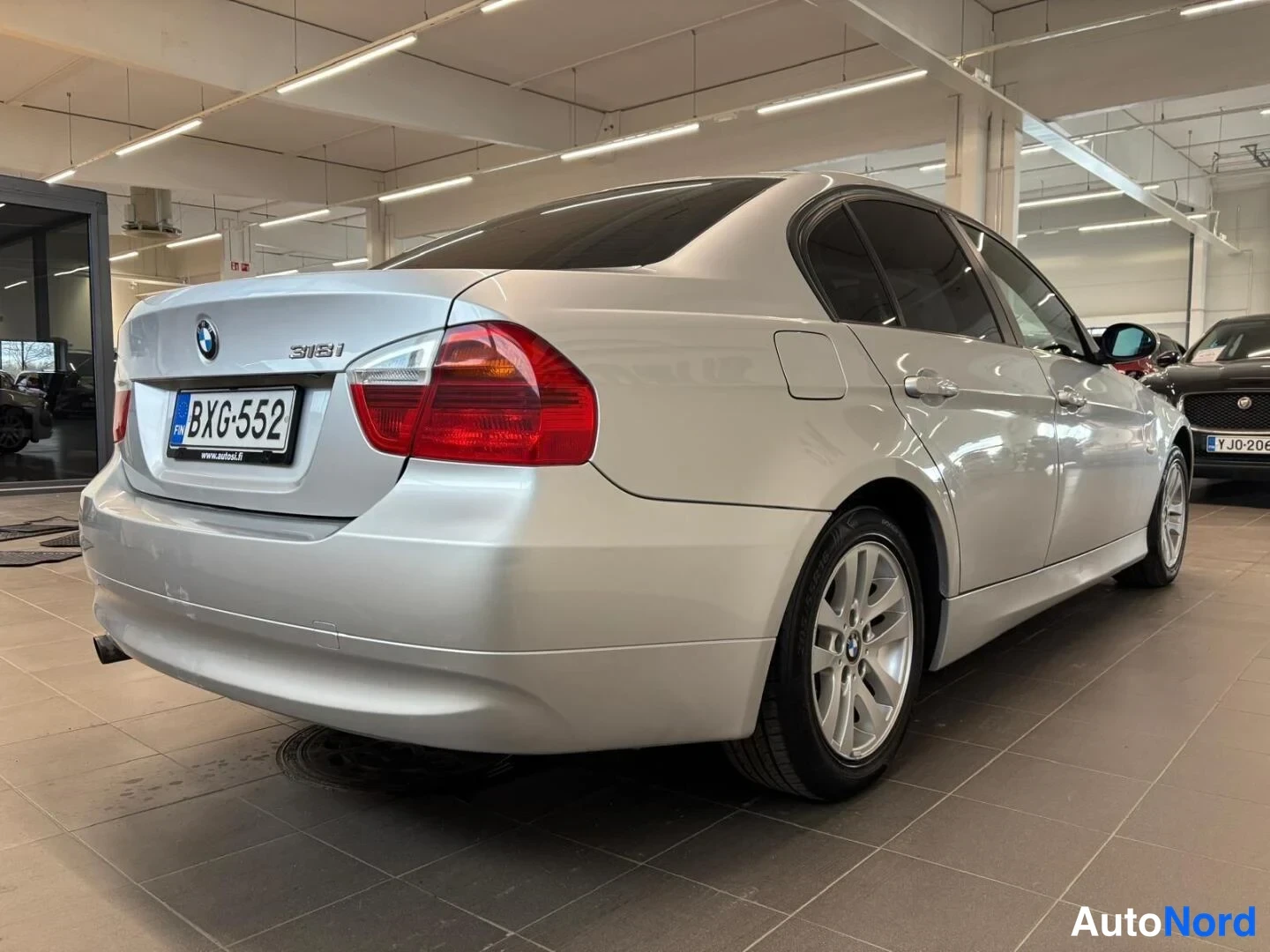 Harmaa BMW 318i 2007, takaviisto, kuva 6