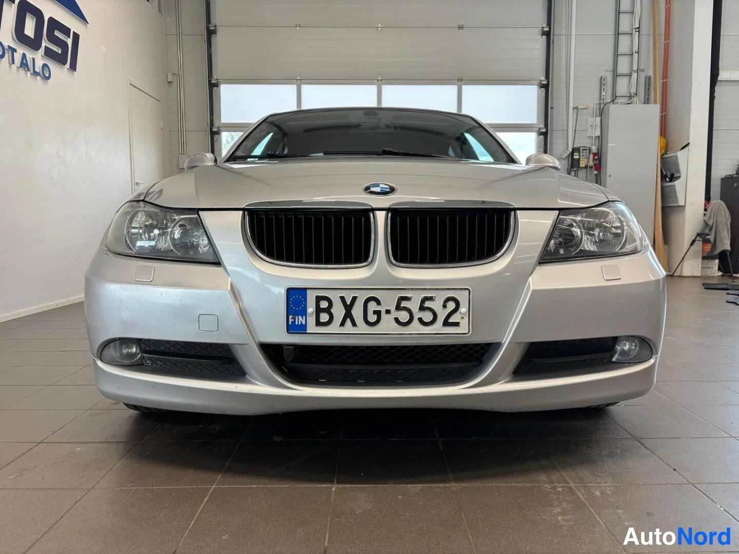 Harmaa BMW 318i 2007, edestä, kuva 3