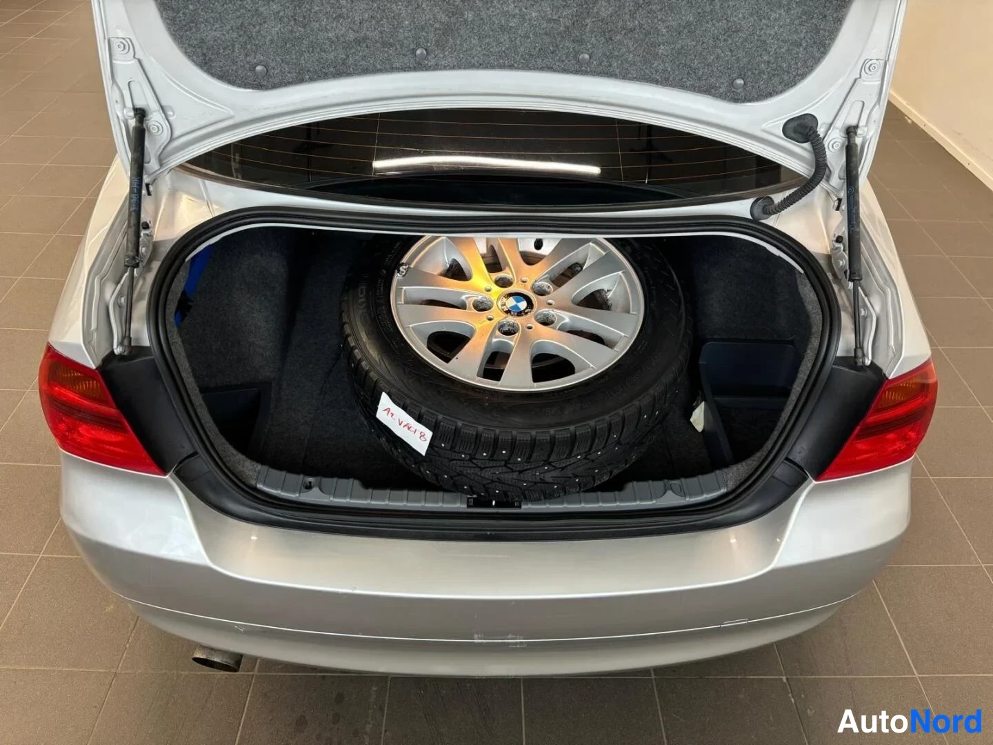 Harmaa BMW 318i 2007, takaa, kuva 7