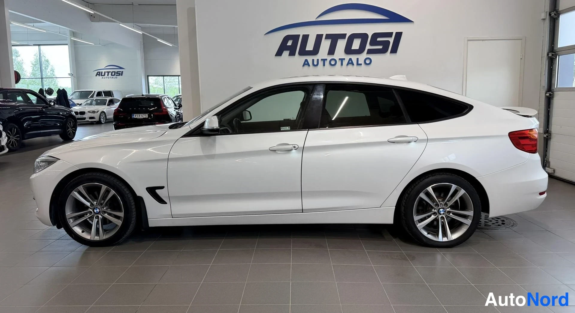 Valkoinen BMW 320d 2014, sivulta, kuva 3