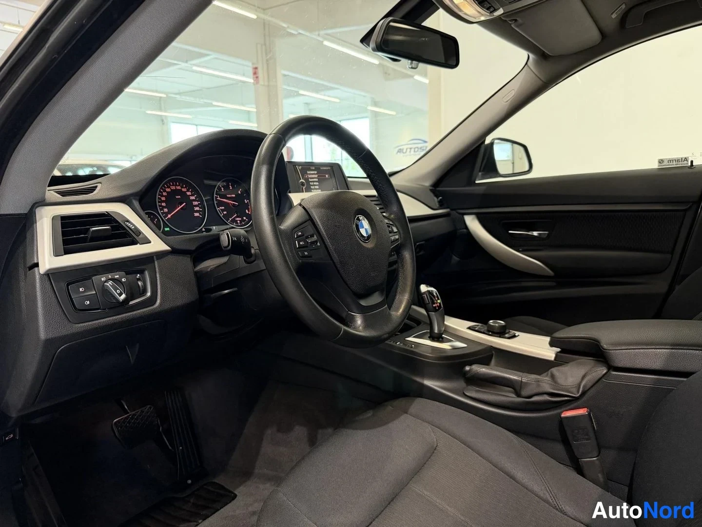Valkoinen BMW 320d 2014, kuva 14