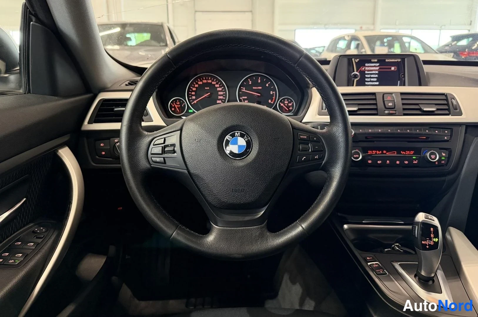 Valkoinen BMW 320d 2014, kuva 16